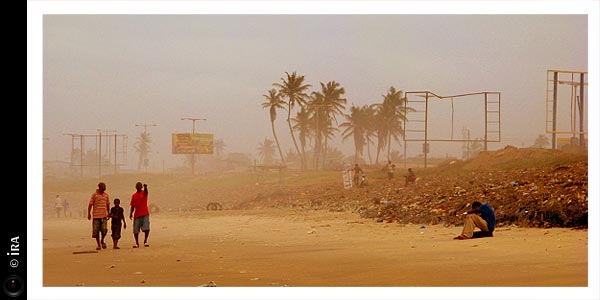 KERUCOV .ro - Travel Articles And Photography - Oameni si ganduri pe plaja Labadi din Accra, Ghana - Ira - destinatii de vacanta